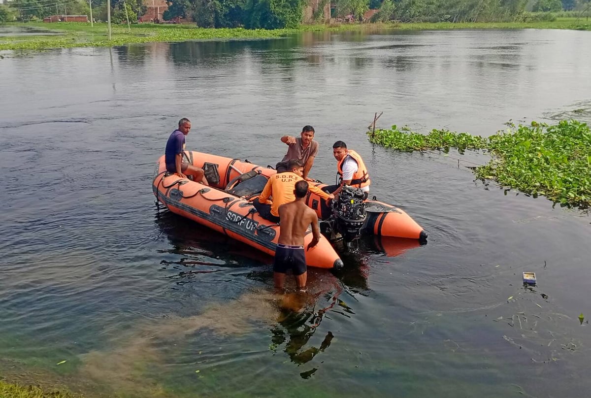 Sitapur News: बाढ़ के पानी में डूबा बालक, तलाश जारी