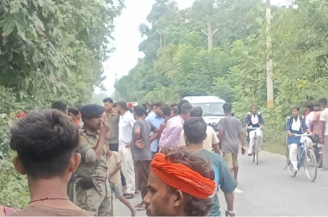 सड़क किनारे शव मिलने पर जुटी स्थानीय ग्रामीणों की भीड़
