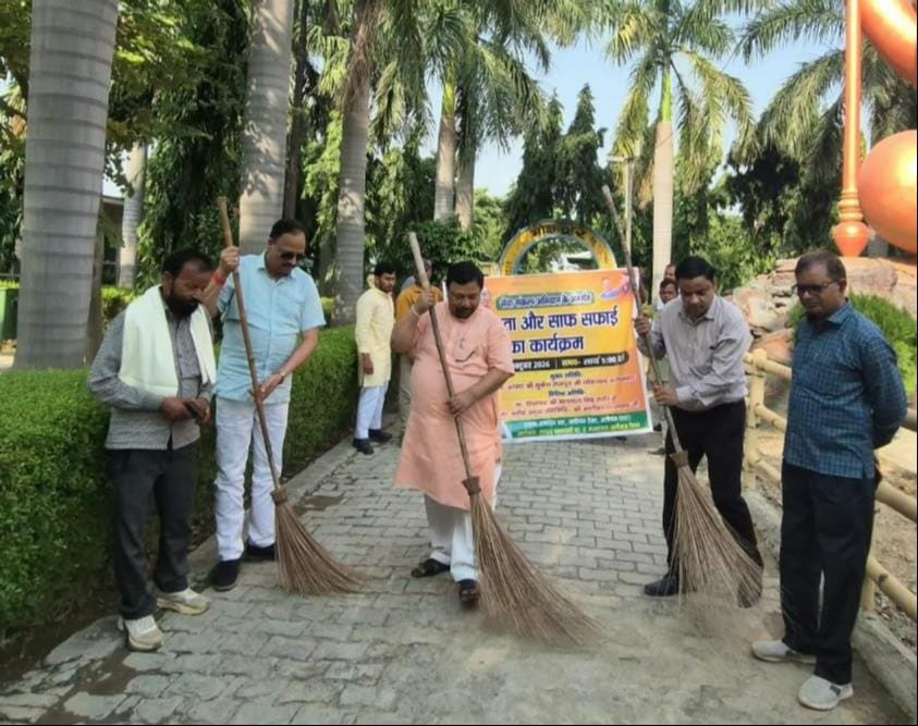 सेवा संकल्प अभियान के तहत मंगलवार को अलीगंज में महाकाल मोक्ष धाम आश्रम पर सफाई करते फर्रुखाबाद 