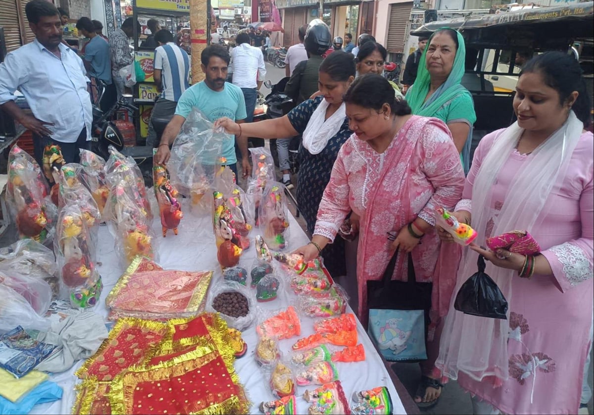 Shamli News: नवरात्र की तैयारियों में जुटीं महिलाएं, बाजार में खरीदारी तेज