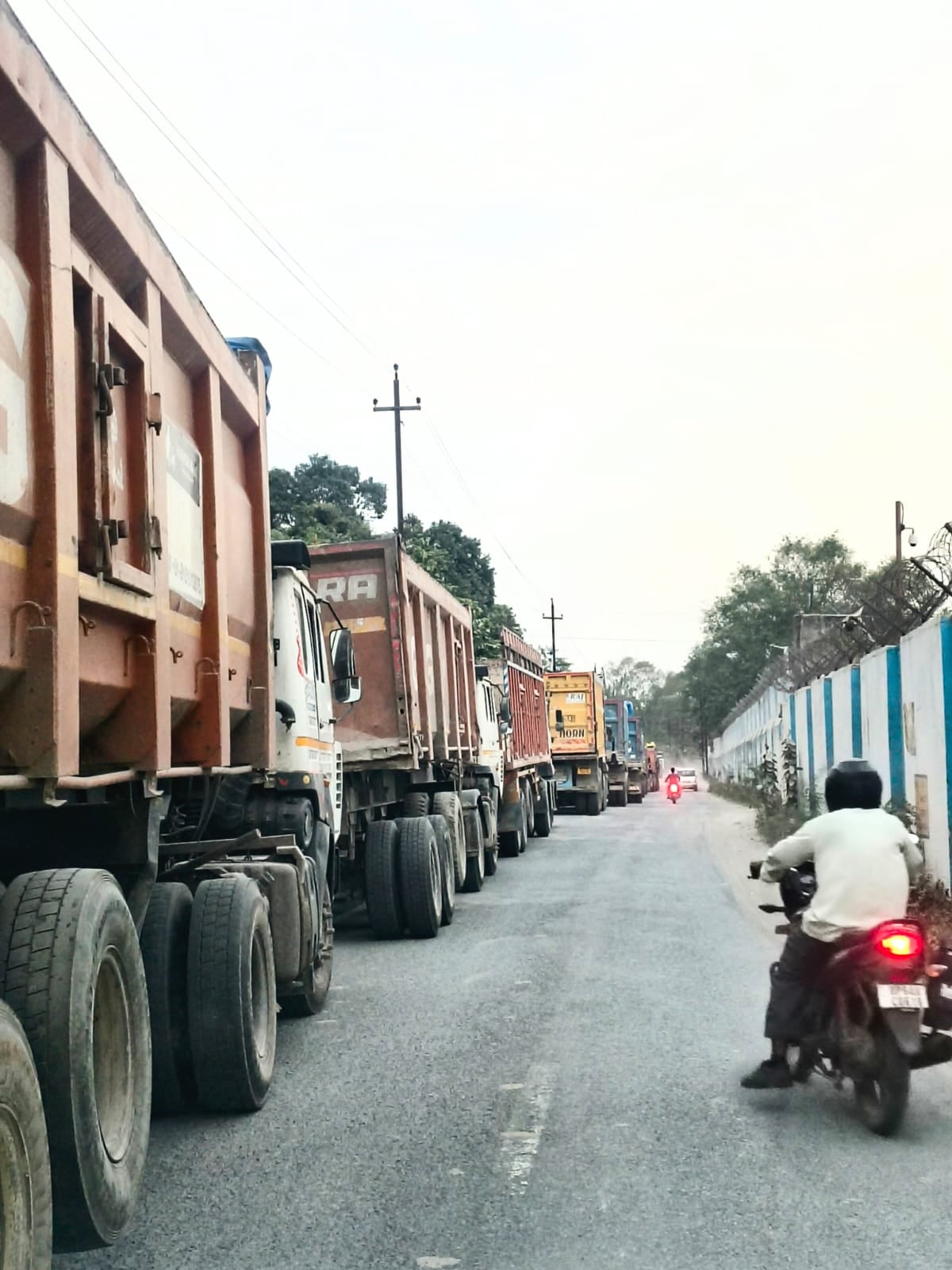 Sonebhadra News: राख ढुलाई के खिलाफ महिला सड़क पर, पूरे दिन नहीं चले ट्रक