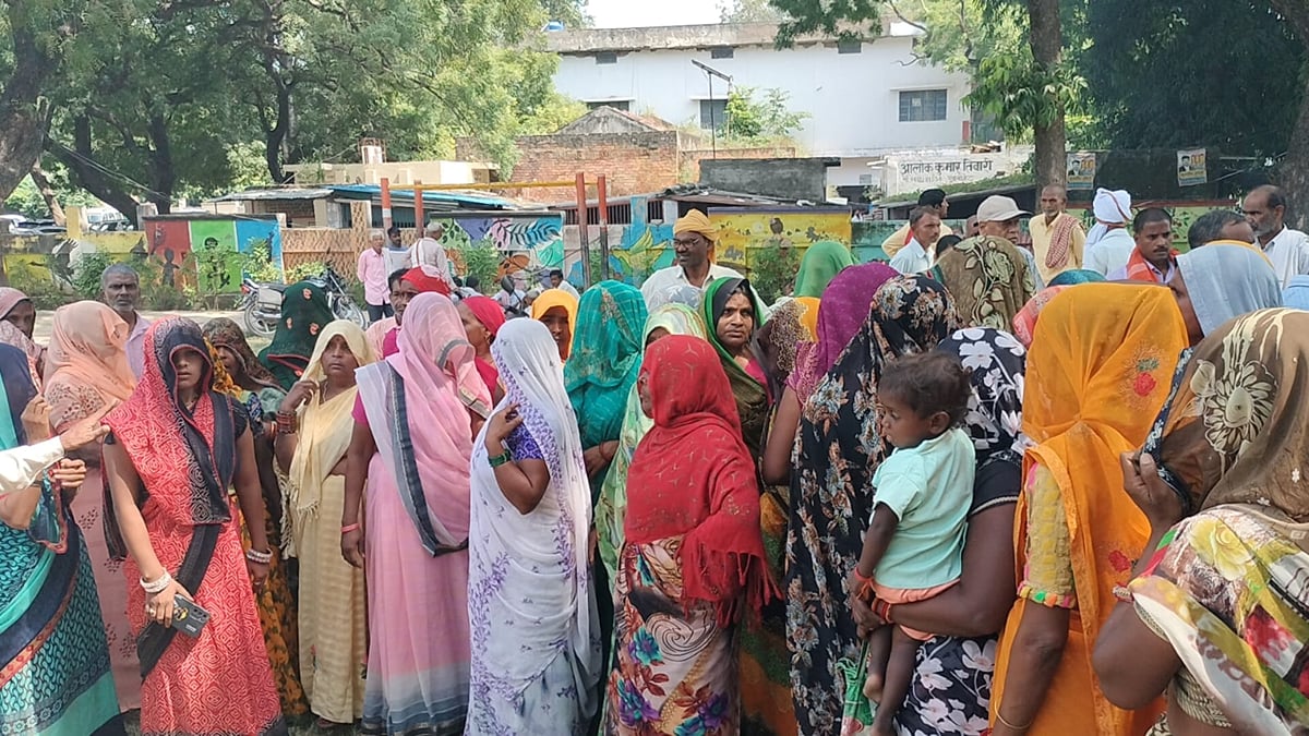 Etah News: महिलाएं बोलीं-शराब की दुकानें तत्काल हटाई जाएं