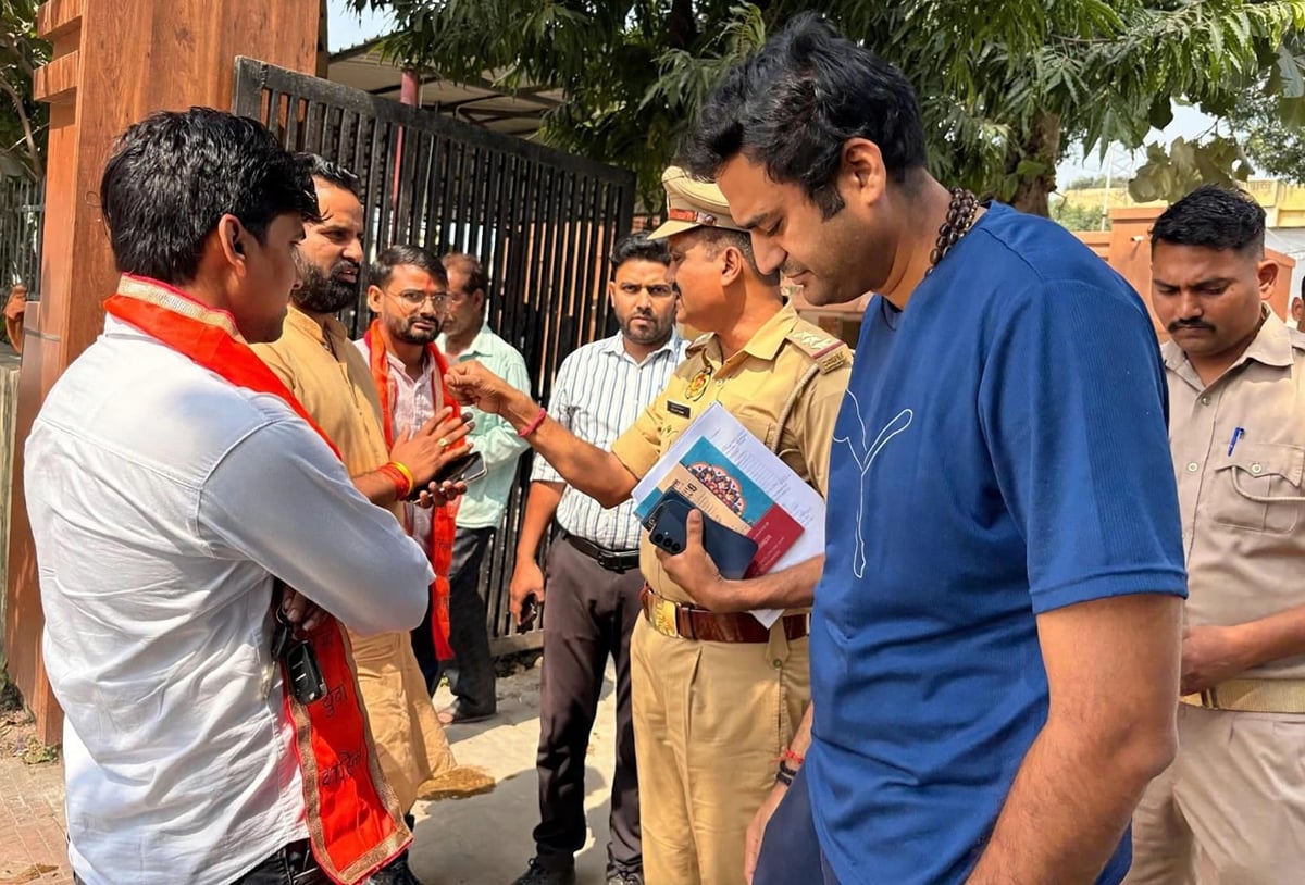Shahjahanpur News: व्यापारिक कार्ड पर भगवान की तस्वीर लगाने की शिकायत