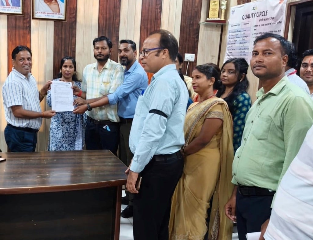 Shahjahanpur News: संविदा स्वास्थ्य कर्मचारियों ने काली पट्टी बांधकर किया कार्य