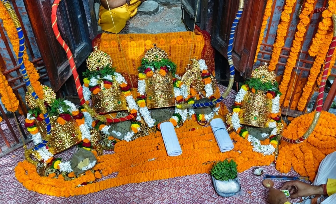 Varanasi News: तुलसीघाट पर मुकुट पूजन के साथ आदिलीला का शुभारंभ