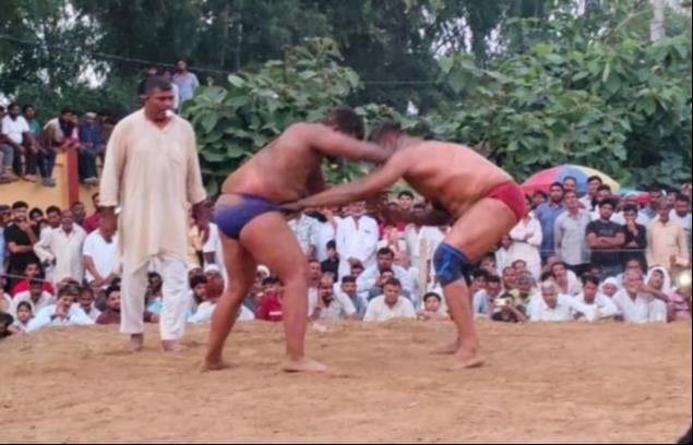 Shamli News: 30 हजार की कुश्ती में रोहित व शेर अली ने दिखाया दमखम