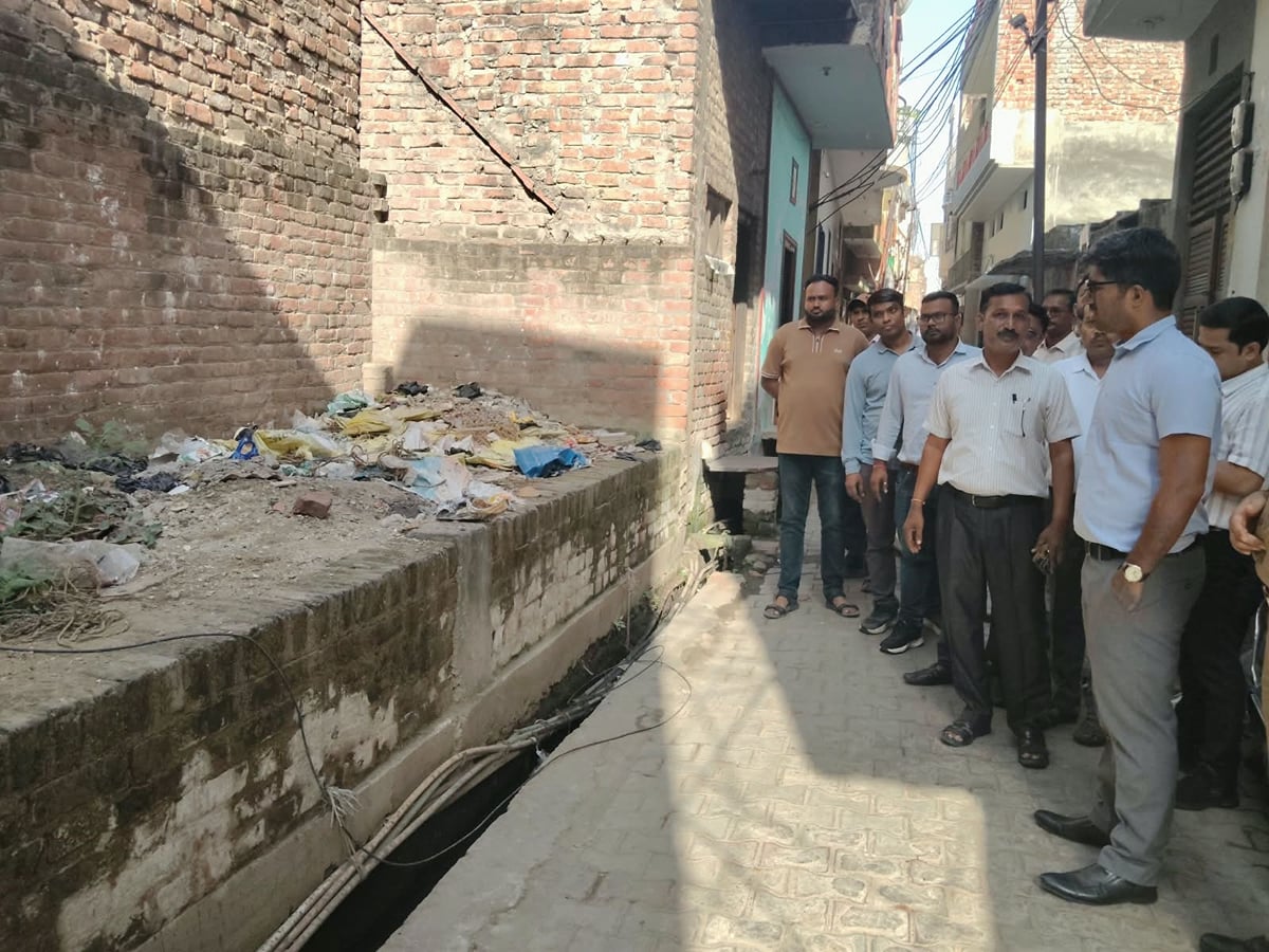 Firozabad News: सफाई नायक को चेतावनी, खाली प्लाट मालिकों से जुर्माना वसूली के निर्देश