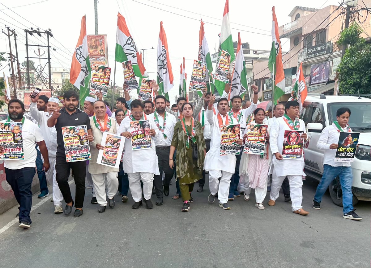 Noida News: दादरी में कांग्रेस ने निकाला वोट बचाओ-लोकतंत्र बचाओ मार्च