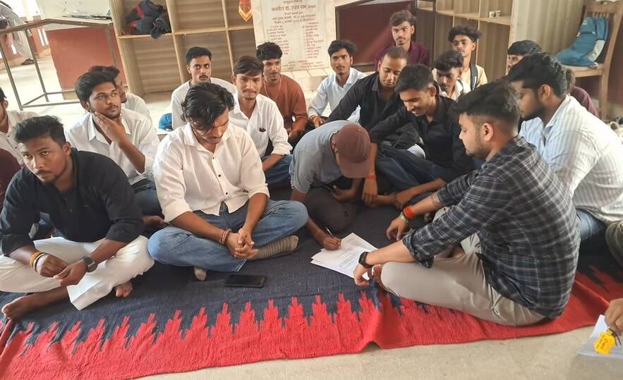 Sonebhadra News: छात्रों ने की डिब्बी में तंबाकू होने की शिकायत, जांच में शुगर की दवा होने का दावा
