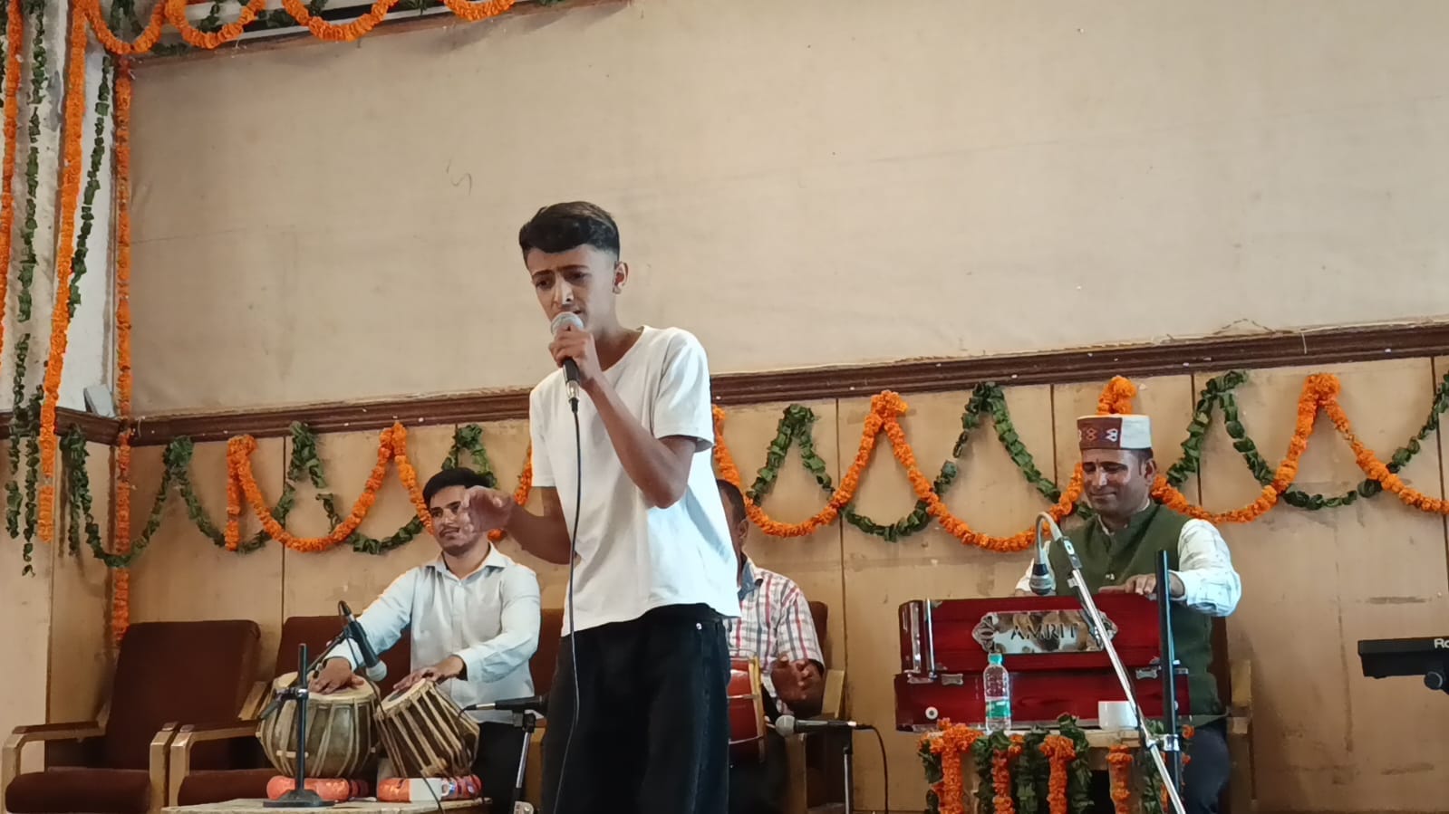 देव सदन सभागार में गायन का ऑडिशन देते हुए कलाकार। संवाद
