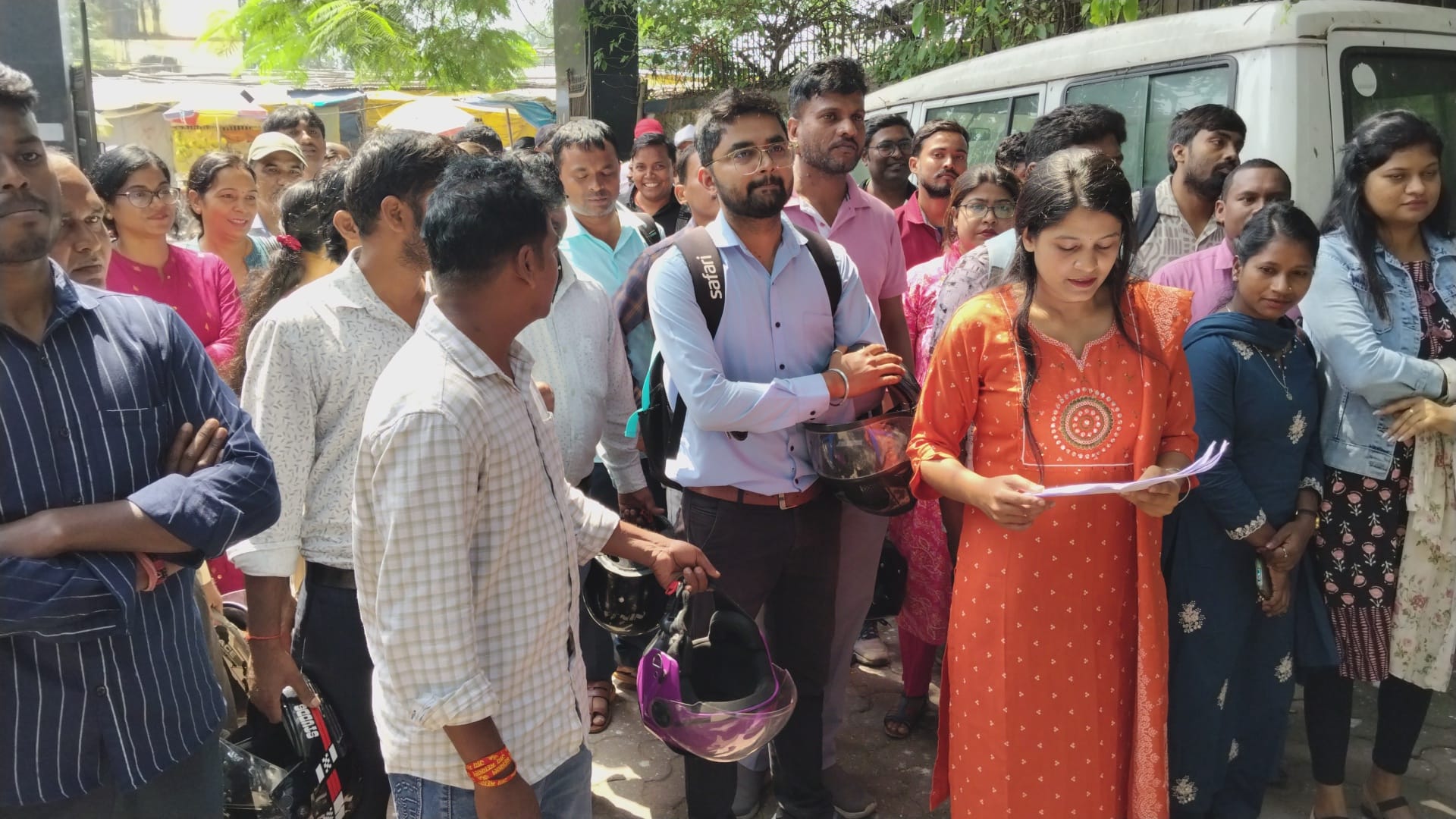 विभागीय सचिव को ज्ञापन देने जाते कर्मी