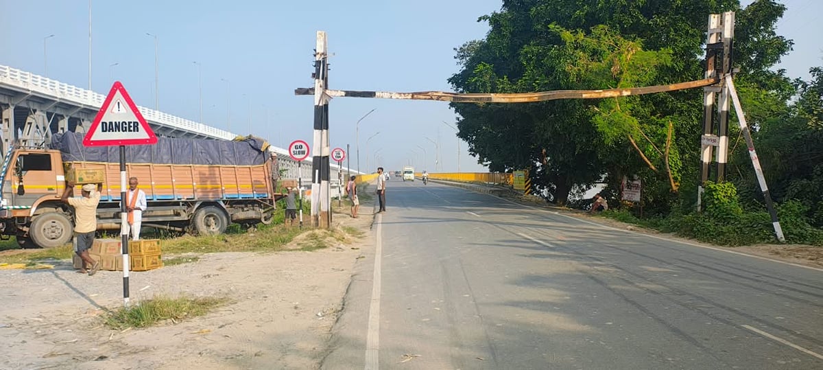 Ghazipur News: हमीद सेतु पर लगा हाइटगेज बैरियर, 200 क्विंटल से ज्यादा भारी वाहनों पर रोक