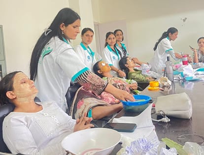 यूकोआरसेटी कार्यालय नाहन में ब्यूटीशियन के गुर सीखती महिलाएं। संवाद
