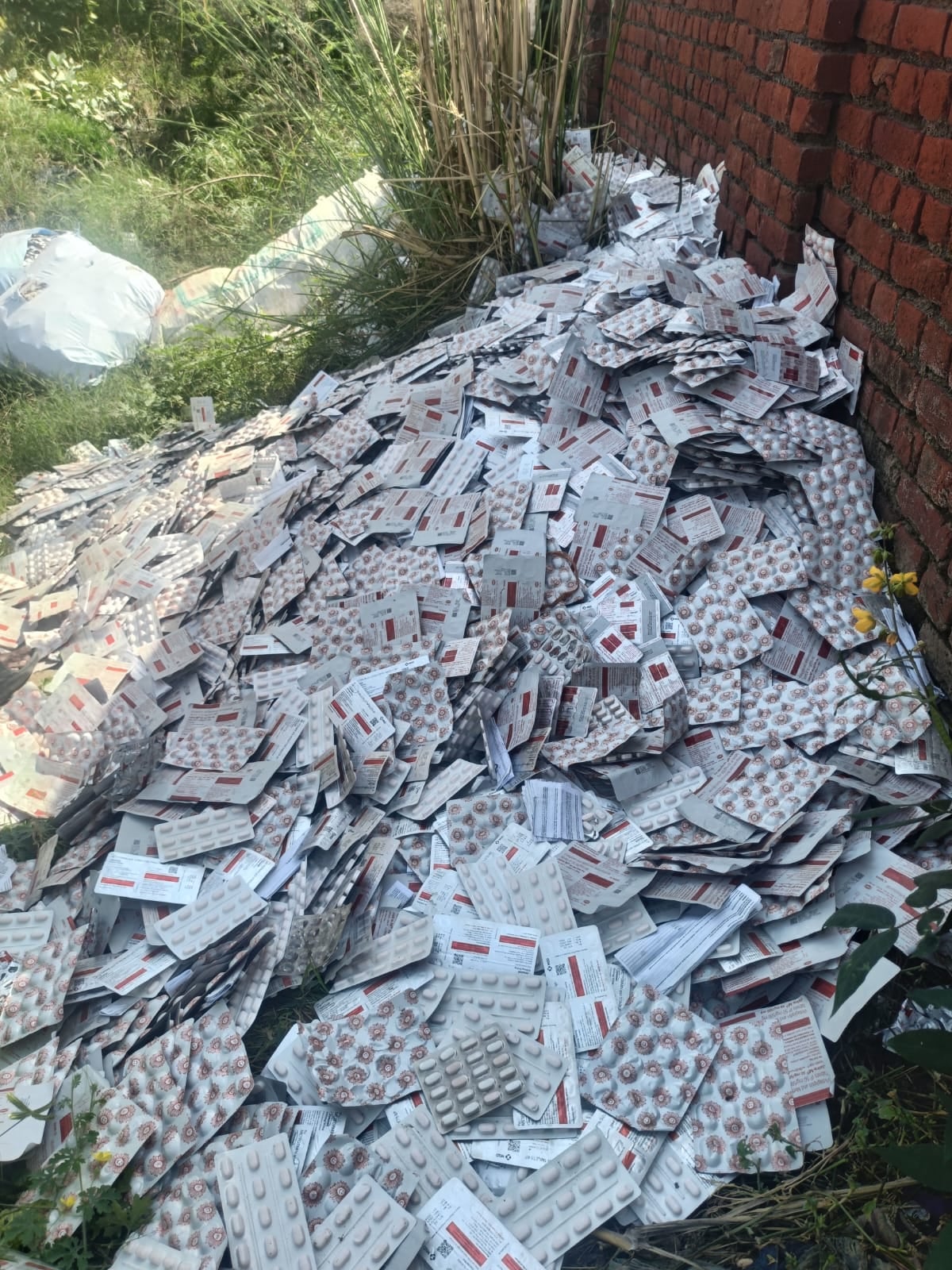 Agra News: नाला उगल रहा नकली दवाओं का काला सच