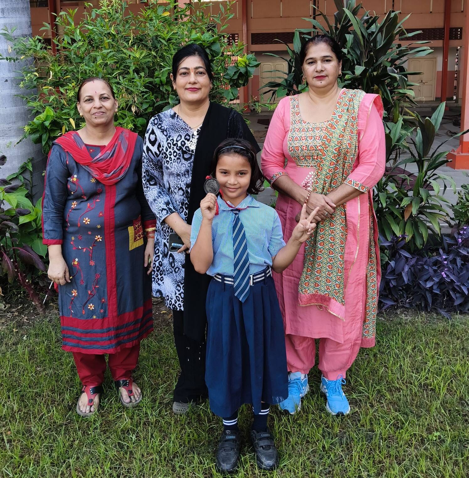 06जेएनडी01: सनाया को स्कूल पहुंचने पर सम्मानित करते हुए प्राचार्य व अन्य अध्यापिकाएं। स्रोत: स्