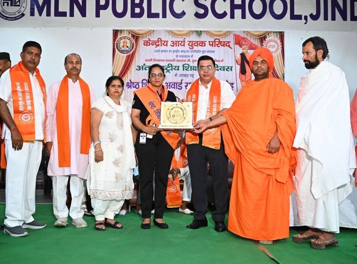 06जेएनडी06: अंतरराष्ट्रीय शिक्षक दिवस पर आयोजित सम्मान समारोह में कविता लोहान को सम्मानित करते