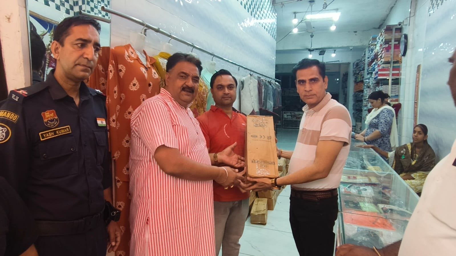 06जेएनडी09: बाजार में दुकानदारों को अग्निशमन सिलिंडर भेंट करते हुए डिप्टी स्पीकर डॉ. कृष्ण मिड
