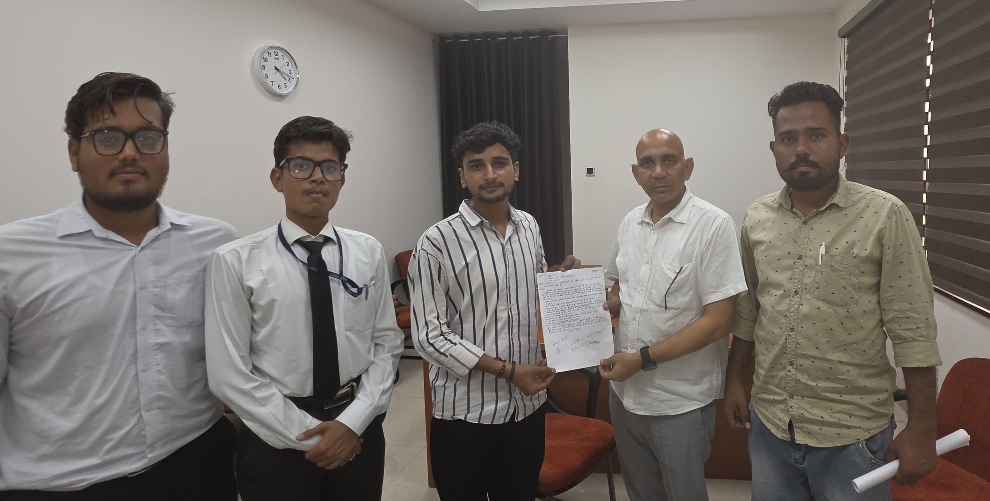 06जेएनडी10: सीआरएसयू के हॉस्टल में अनियमितताओं को लेकर ज्ञापन सौंपते हुए विद्यार्थी। स्रोत: विद