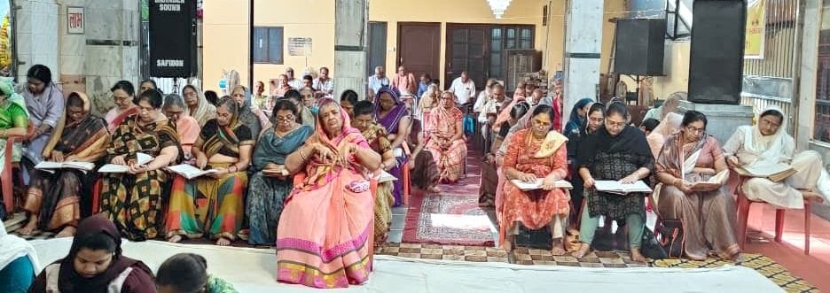 06जेएनडी21: सामूहिक संगीतमय श्रीरामायण पाठ महोत्सव में मौजूद श्रद्धालु। स्रोत: आयोजक