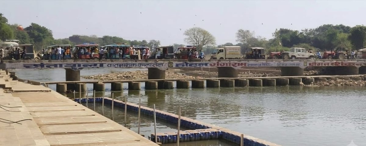 Chitrakoot News: रामघाट के छोटे पुल को पार करना खतरनाक
