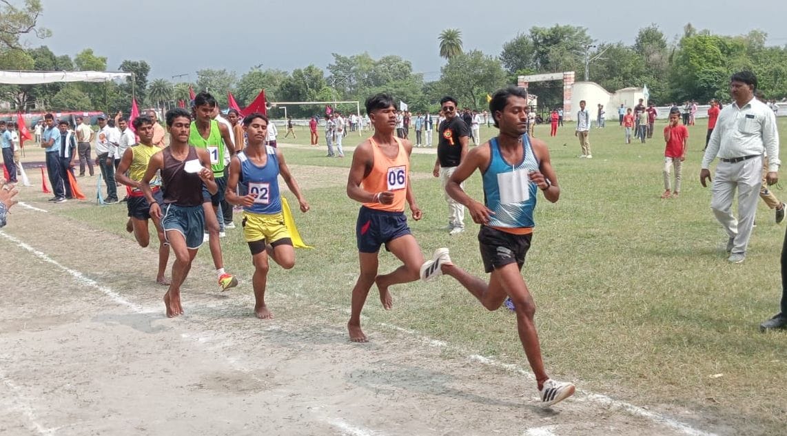 1500 मीटर दौड़ में भाग लेते खिलाड़ी। स्रोत: आयोजक