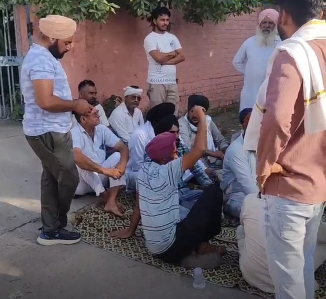 6 सफीदों 3मार्केट कमेटी के गेट के बाहर बैठे हुए प्रदर्शनकारी किसान। संवाद