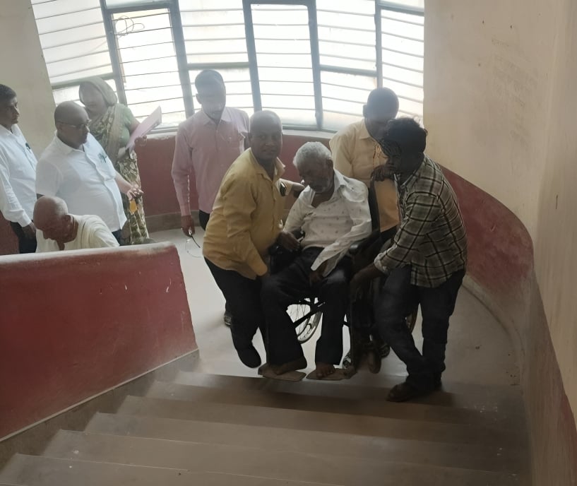Ambedkar Nagar News: भवन बना, मगर रास्ता नहीं... 42 सीढ़ियां चढ़ रहे क्रेता-विक्रेता