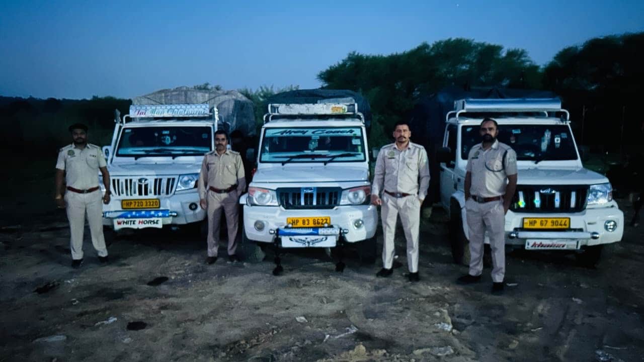 अंबोटा-आशादेवी सड़क मार्ग पर वन विभाग की तरफ से पकड़े गए वाहन । स्त्रोत : वन विभाग
