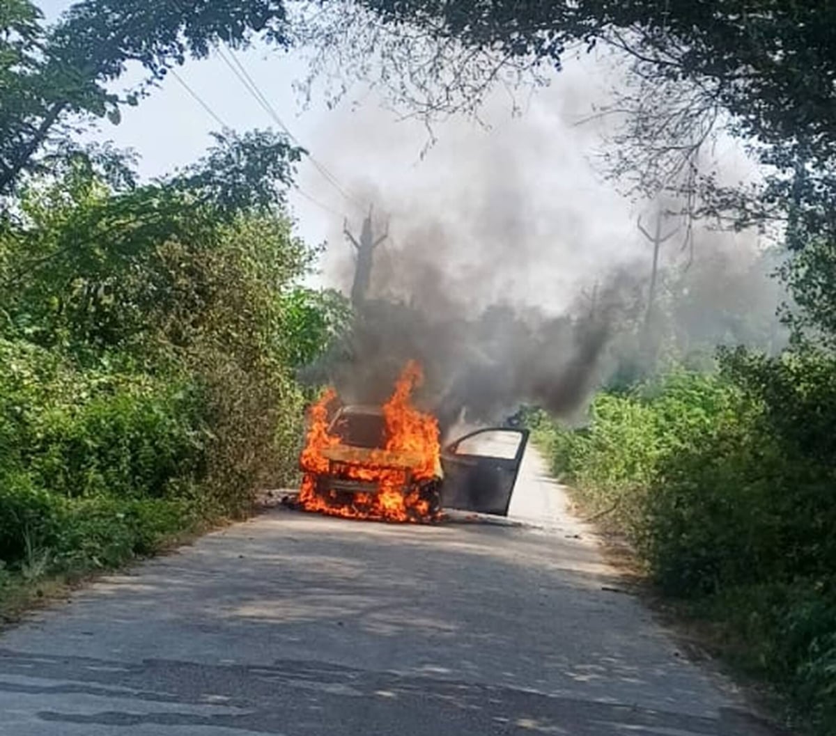 Ghazipur News: कार बनी आग का गोला, चालक ने भागकर बचाई जान