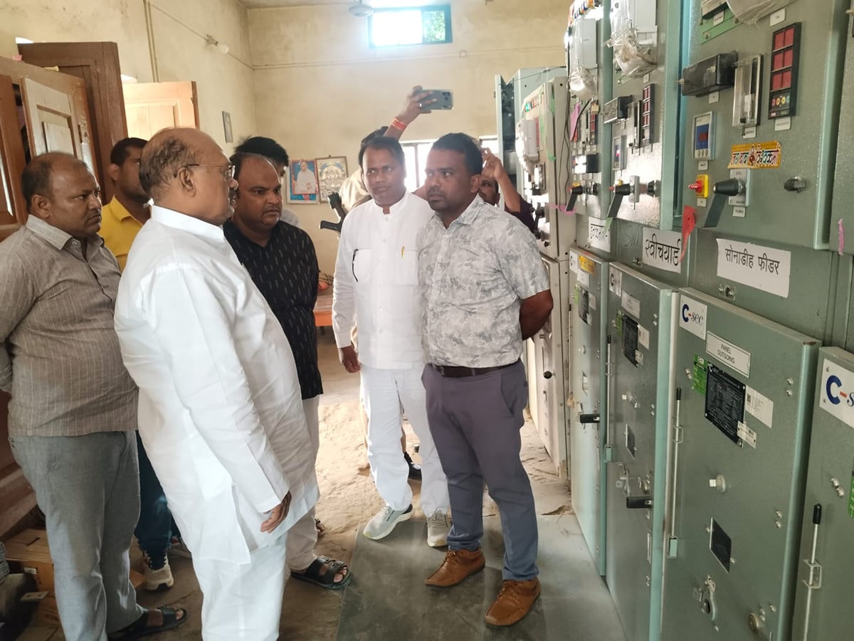Ballia News: विधायक ने दो दिन में बिजली का फॉल्ट दूर करने का दिया अल्टीमेटम