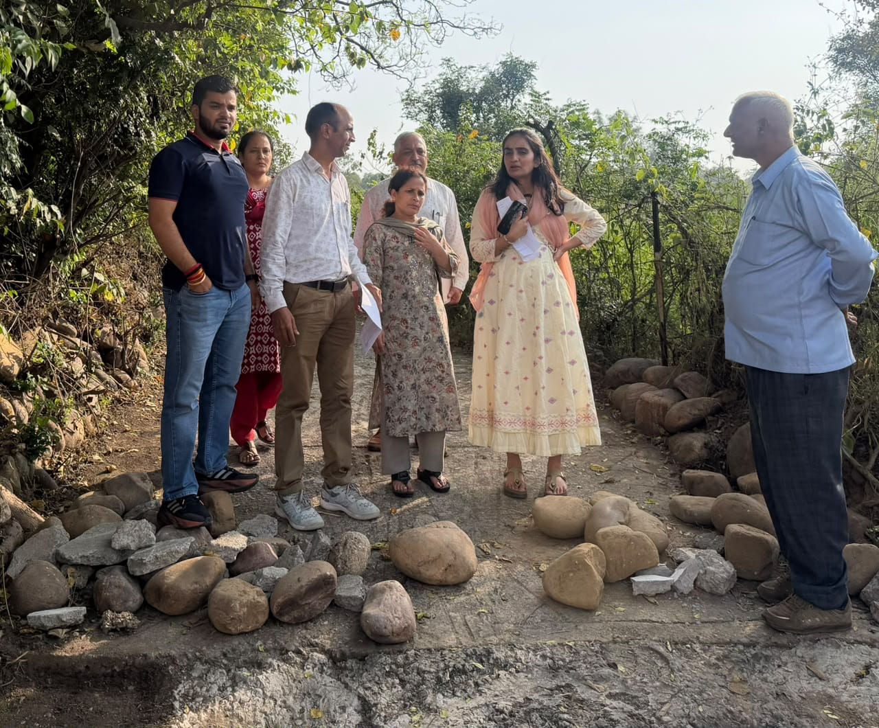 भोरंज में विकास कार्यों का निरीक्षण करती उपायुक्त गंर्घवा राठौड़। स्रोत : जागरूक पाठक