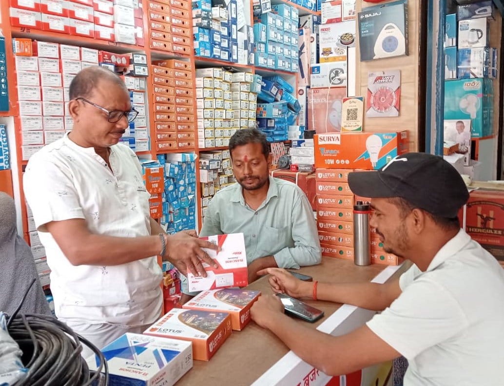 भरत चौक में दुकान पर डिजिटल मंत्र प्लेयर खरीदते लोग। संवाद