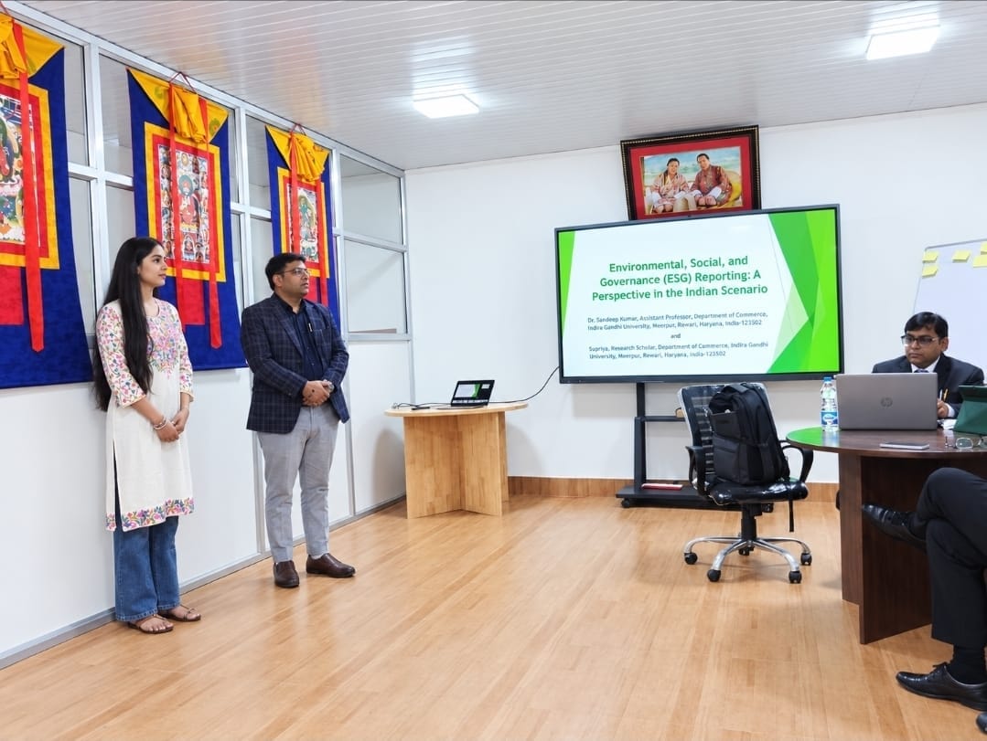 भूटान में शोध पत्र प्रस्तुत करते शोधार्थी। स्रोत : विवि