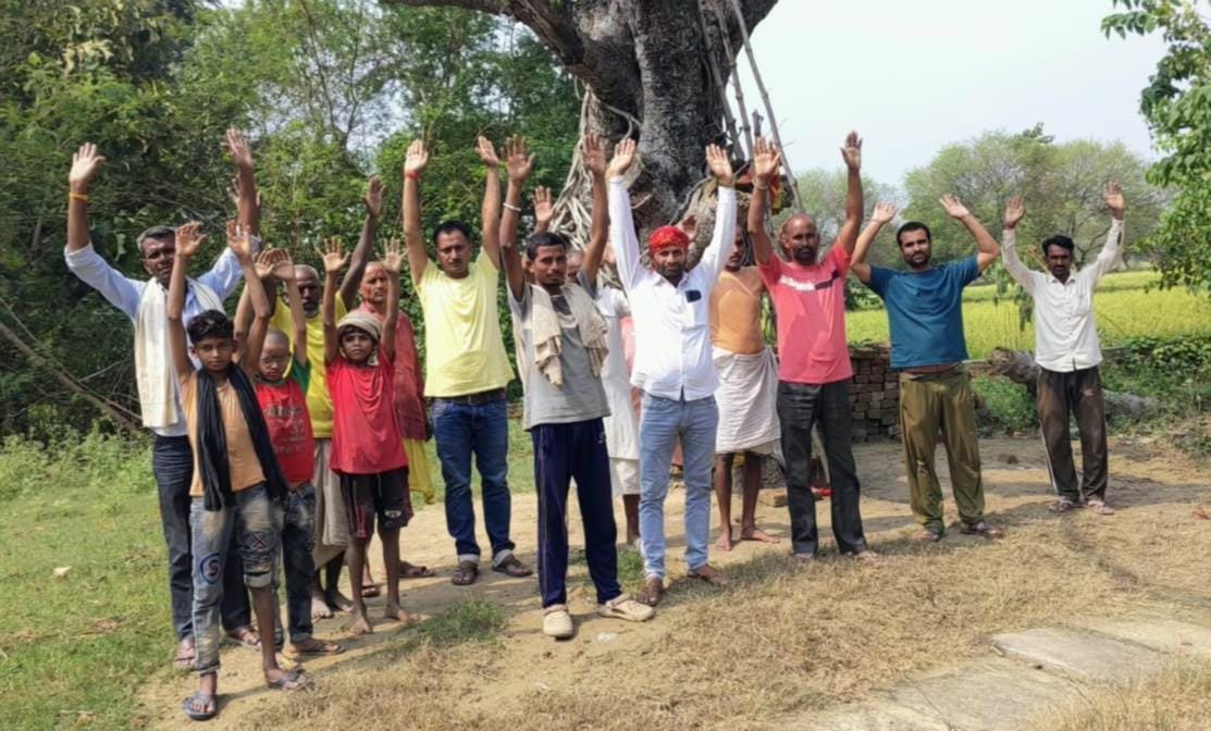 बहादुरपुर गांव में अवैध कब्जा को लेकर प्रदर्शन करते लोग