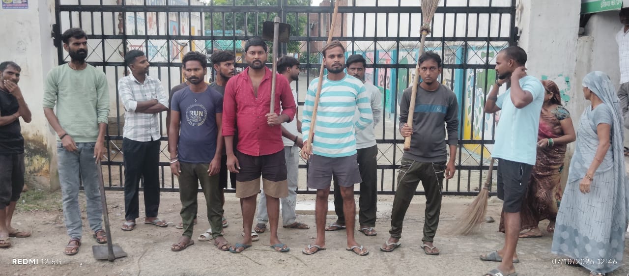 बरबर नगर पंचायत पर प्रदर्शन करते सफाई कर्मचारी। संवाद