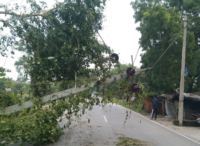 Azamgarh News: गरज-चमक के साथ पड़े ओले, फसल को नुकसान