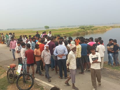 बांसी क्षेत्र के जनियाजोत गांव में एक बच्चे की बाढ़ के पानी में डूबने की सूचना पर इकट्ठी भीड़ ।