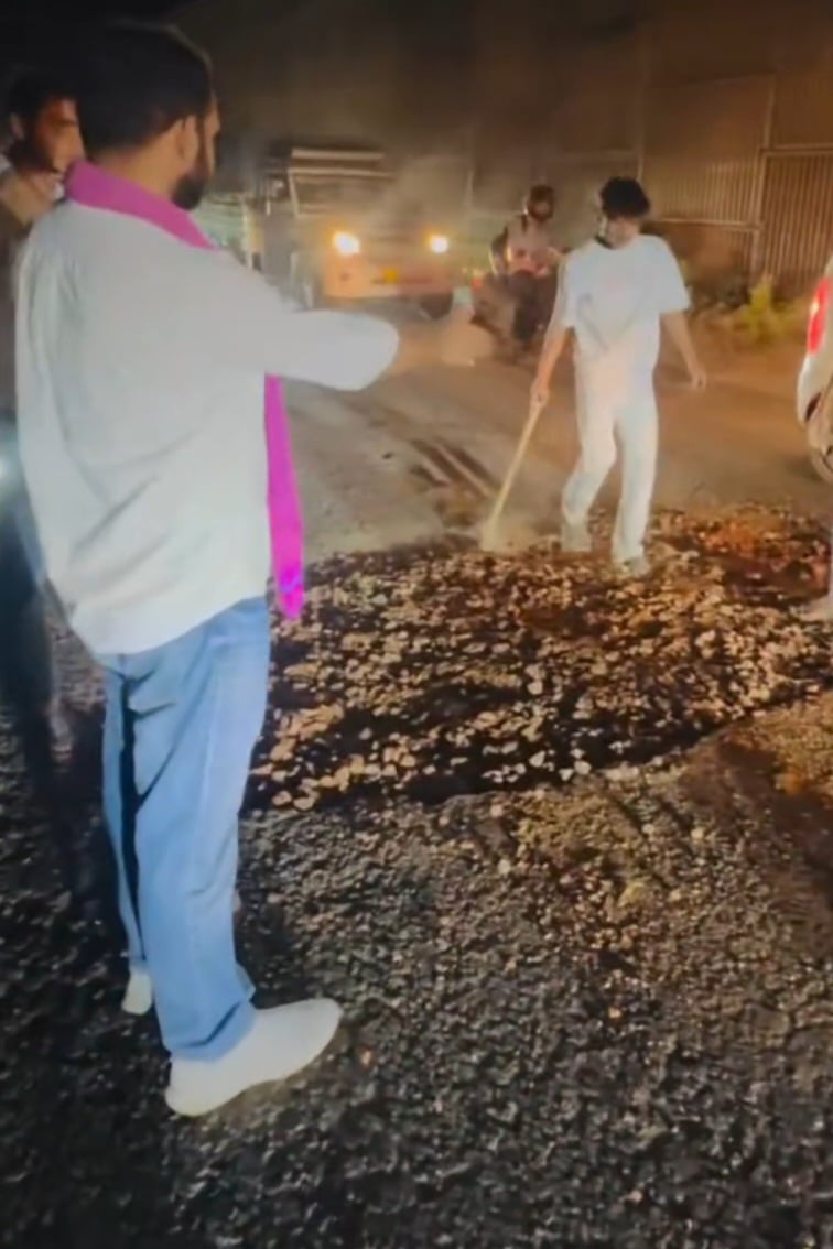 Meerut News: मेरठ-गढ़ मार्ग पर जानलेवा गड्ढे को सपा नेता ने भरवाया