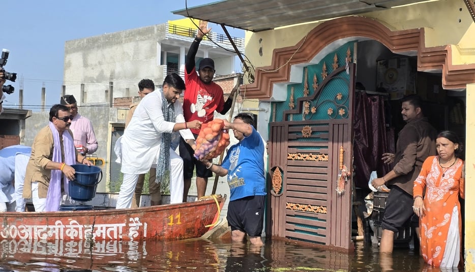 Lucknow News: बाढ़ से चिंतित राजनाथ सिंह ने सीएम और डीएम से की बात