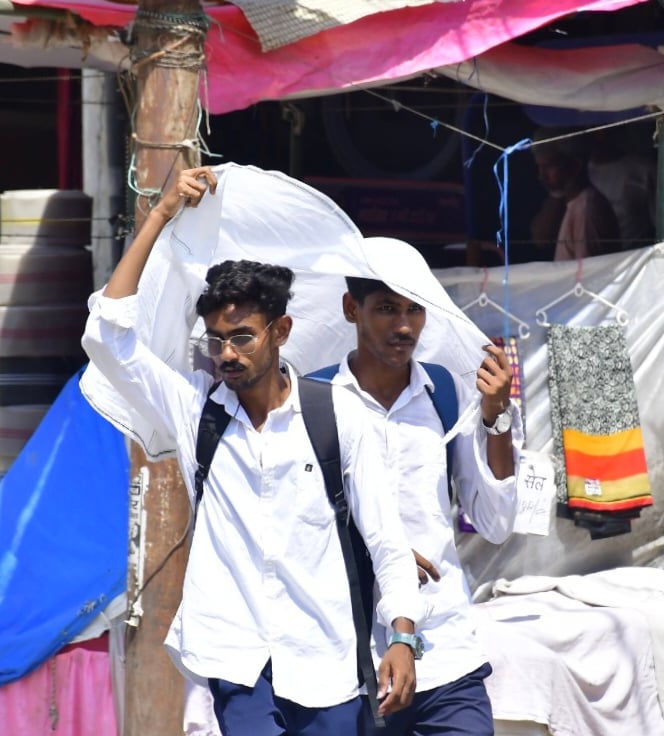Siddharthnagar News: बादली और बूंदाबांदी के बीच थमा पारा, दिनभर सताती रही उमस