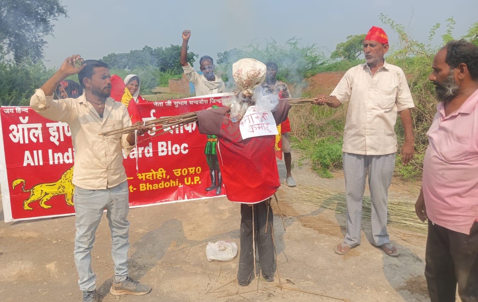 Forward Bloc burns effigy of Chief Election Commissioner.