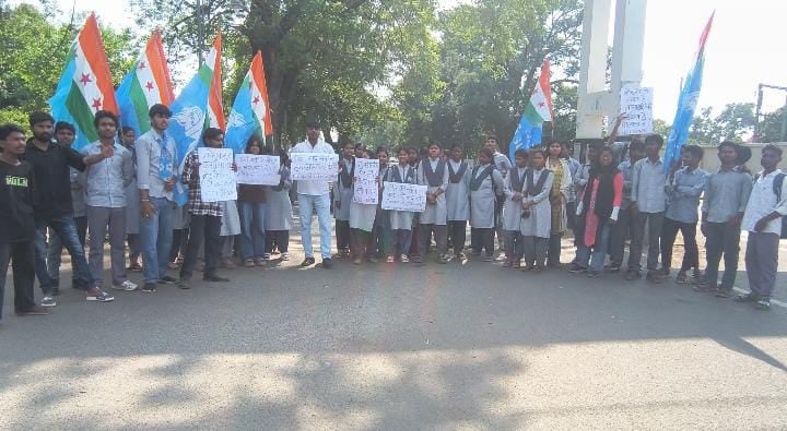 उमरिया: राहुल-प्रियंका पर एफआईआर के विरोध में एनएसयूआई का प्रदर्शन, मुख्य चुनाव आयुक्त के इस्तीफे की मांग