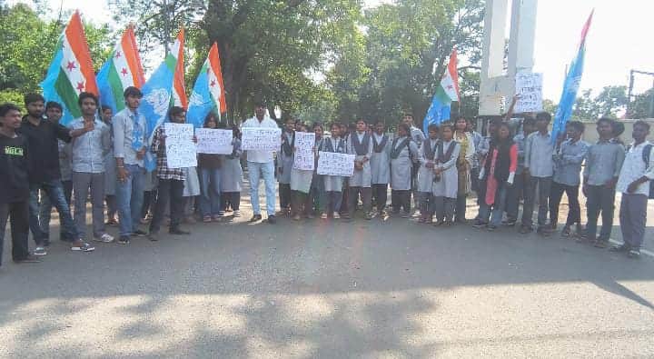 NSUI Protests in Umaria Over FIR Against Rahul Gandhi and Priyanka Gandhi, Demands CEC’s Resignation