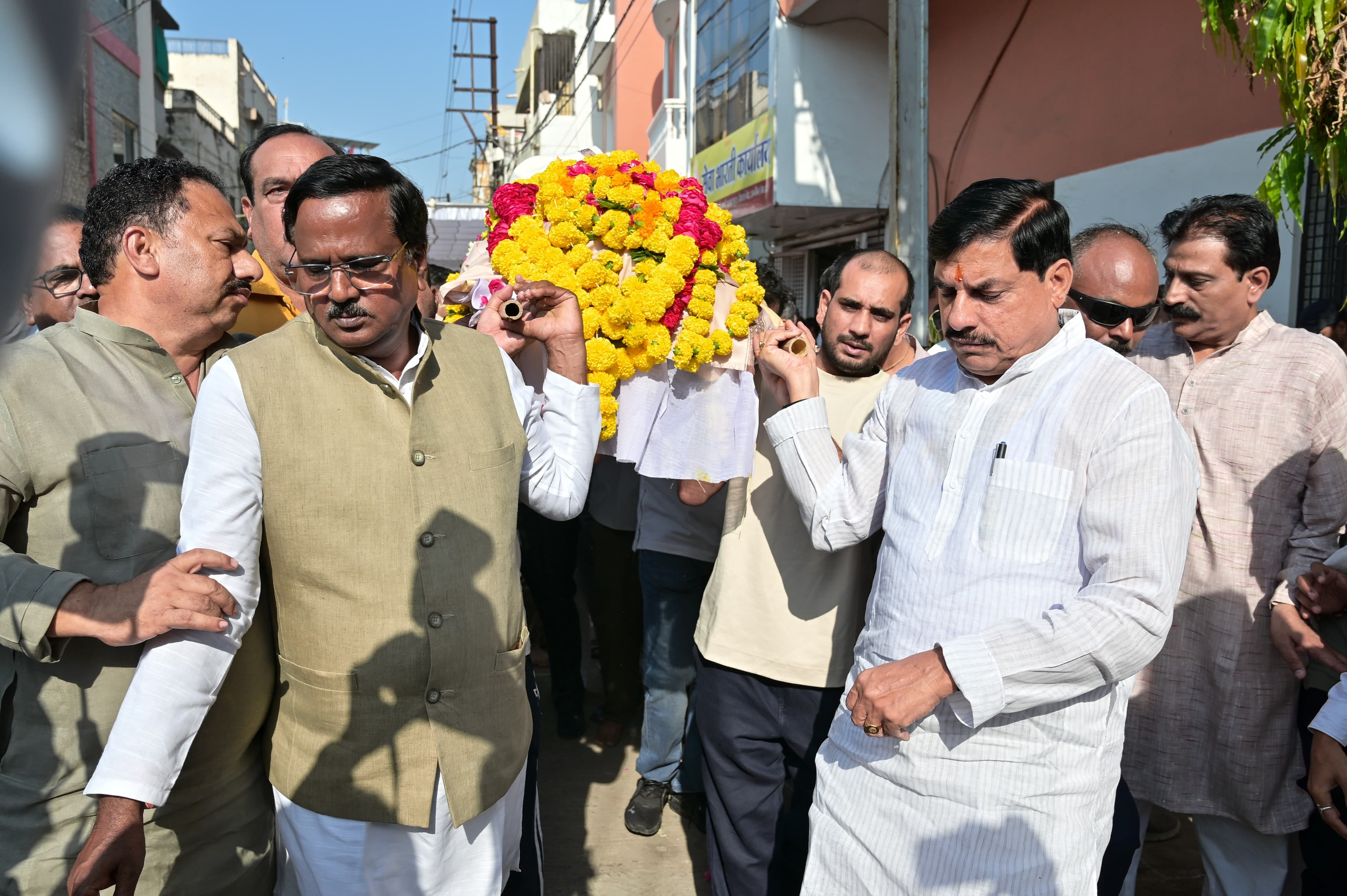 सीएम ने अर्थी को कंधा देकर दी अंतिम विदाई