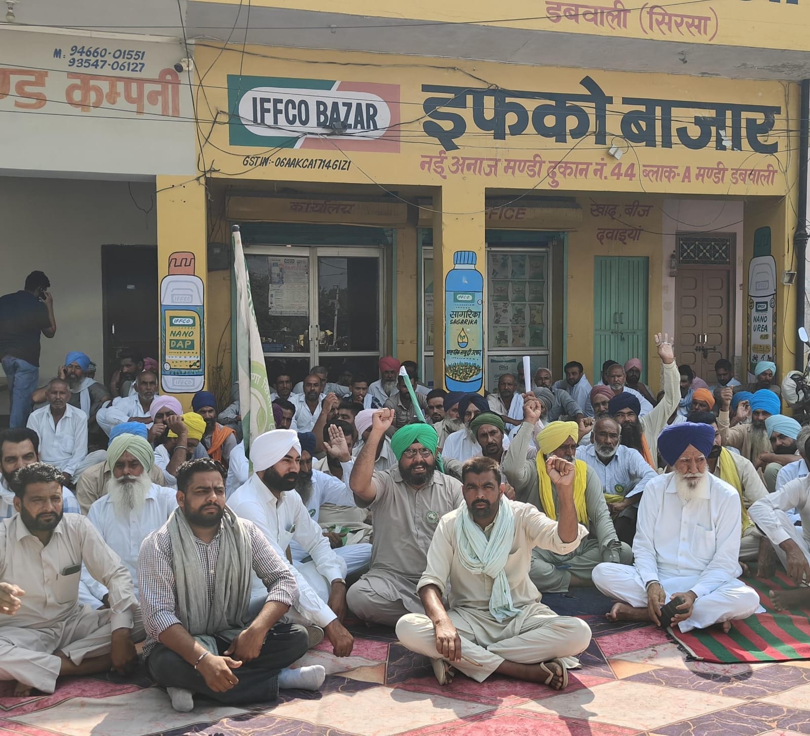 डबवाली में किसानों से बातचीत कर उनकी समस्याएं जानते एसडीएम योगेश दिलहोर। संवाद