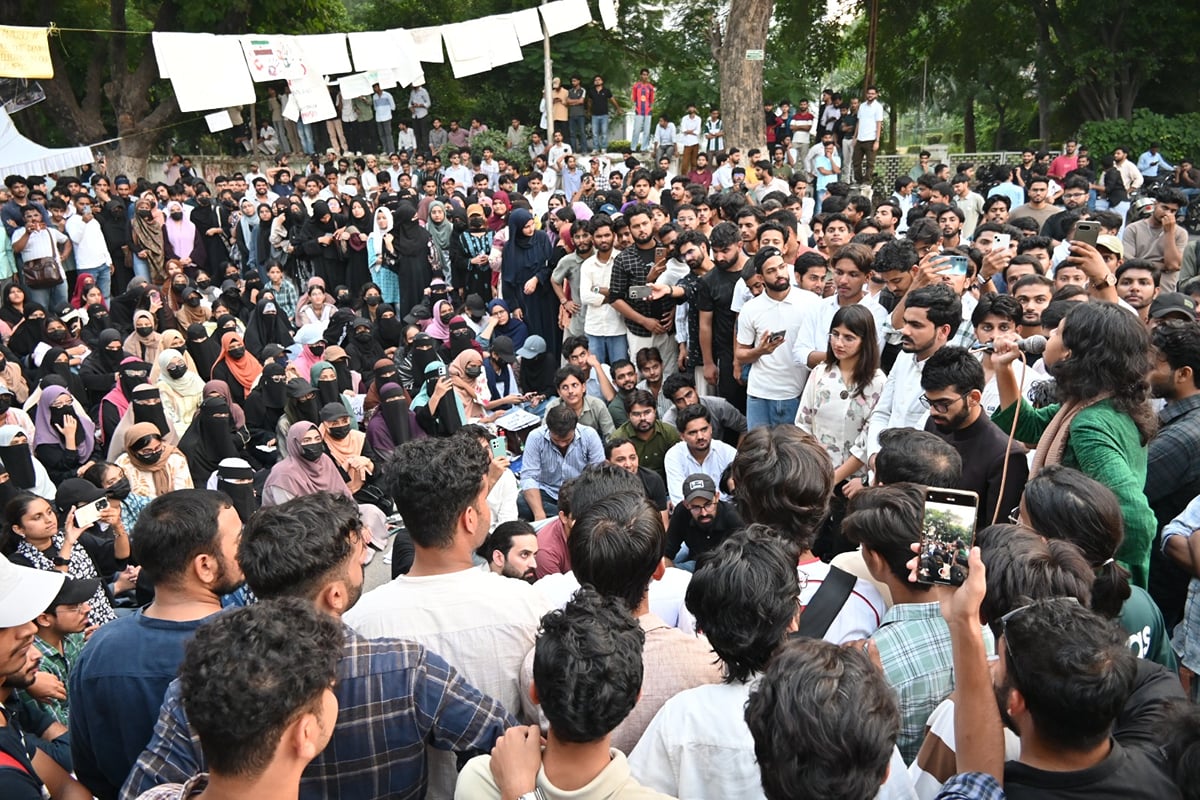 Aligarh News: दिल्ली से फोन का इंतजार कर रहीं कुलपति