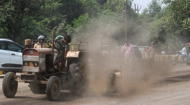 एएलटी रोड पर सड़क निर्माण के दौरान धूल उड़ाती मशीन। संवाद