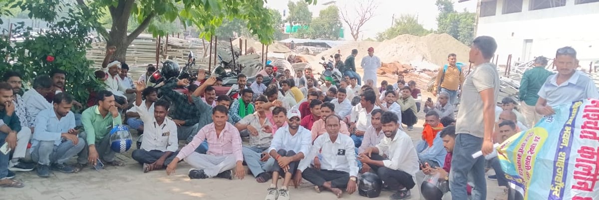 Shahjahanpur News: वेतन बढ़ाने समेत विभिन्न मांगों को लेकर धरने पर बैठे पंप ऑपरेटर