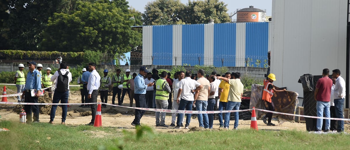 Lucknow News: एयरपोर्ट परिसर में बने पीवीसी कैंप में लगी आग, एक झुलसा, एक घायल