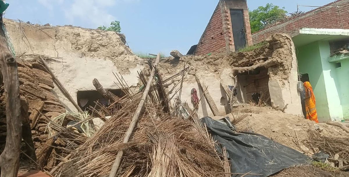Fatehpur News: बारिश में कच्चा मकान ढहा, मासूम की चार अंगुलियां कटीं